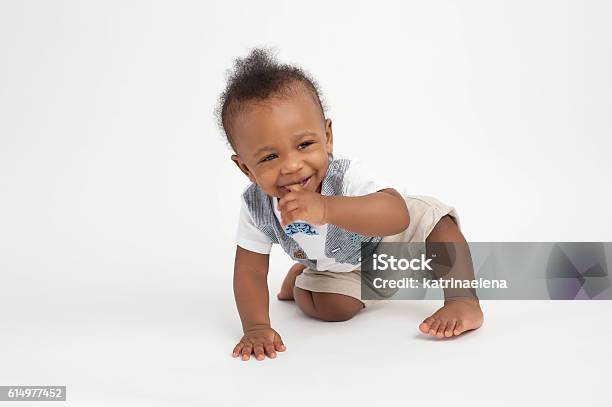 Foto de Sorrindo Bebê Menino e mais fotos de stock de Bebê - Bebê, Cor Preta, Figura para recortar