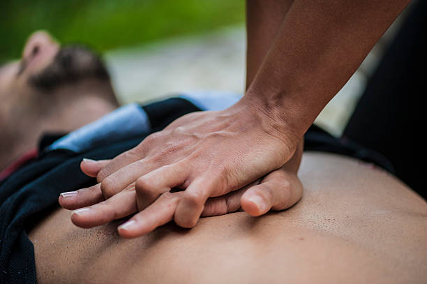 herz- massage - chest compressions stock-fotos und bilder