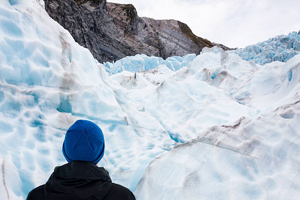 eiskletterer mit blick auf den franz-josef-gletscher, neuseeland - new zealand ice climbing snow climbing stock-fotos und bilder