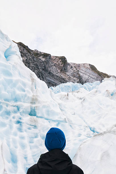 alpinista de gelo olhando para a vista franz josef glacier, nova zelândia - new zealand ice climbing snow climbing - fotografias e filmes do acervo