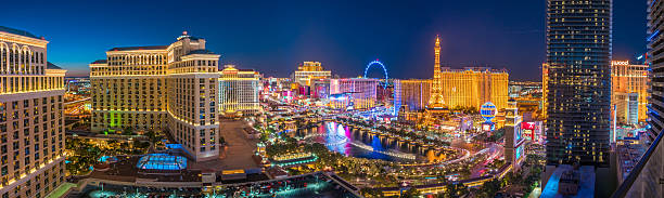 veduta aerea della strip di las vegas in nevada - panoramico foto e immagini stock