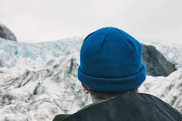 alpinista de gelo olhando para a vista franz josef glacier, nova zelândia - new zealand ice climbing snow climbing - fotografias e filmes do acervo