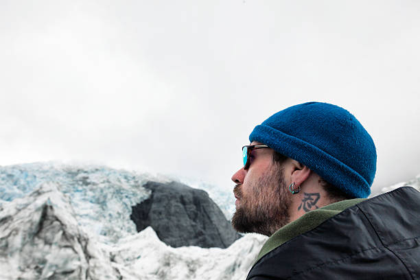 eiskletterer mit blick auf den franz-josef-gletscher, neuseeland - new zealand ice climbing snow climbing stock-fotos und bilder
