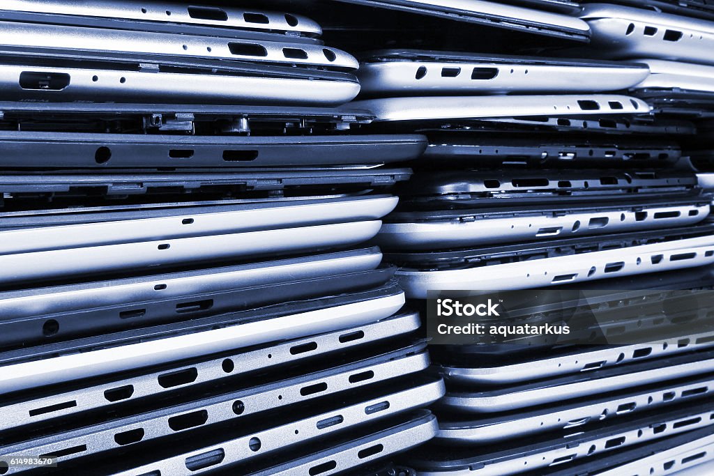 Pilas de tabletas y teléfonos inteligentes desmontados - Foto de stock de Montón libre de derechos