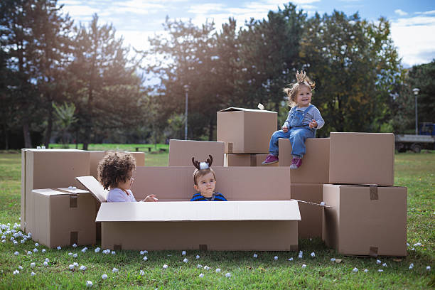 niños multiétnicos jugando con cajas de cartón - princesa de anime fotografías e imágenes de stock