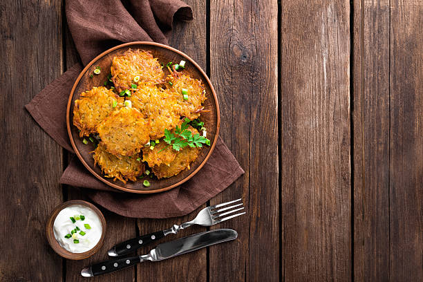 frittelle di patate  - latke foto e immagini stock