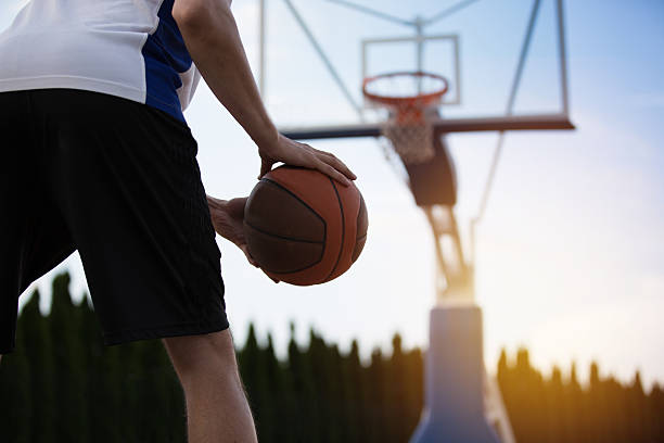 giocatore di basket che si allena in campo. concetto di basketbal - basketball child dribbling basketball player foto e immagini stock