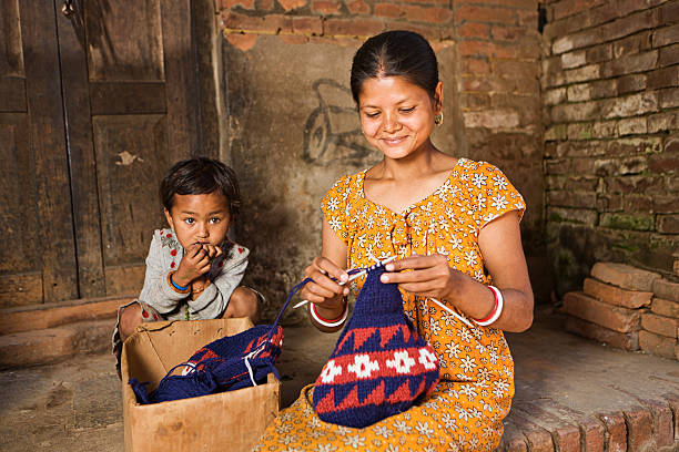 joven nepalí tejiendo sombrero de lana en bhaktapur - nepalese culture nepal kathmandu bagmati fotografías e imágenes de stock