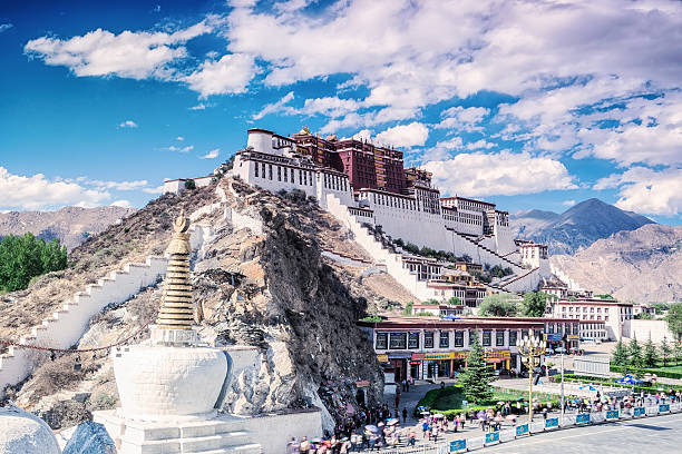 a los pies del palacio potala en lhasa del tíbet - lhasa fotografías e imágenes de stock