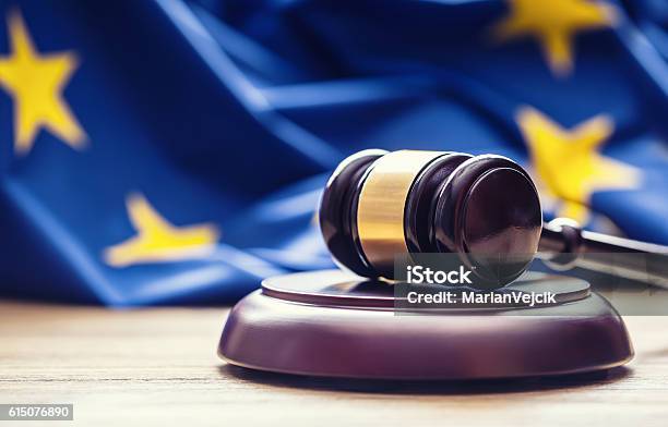 Jueces Martillo De Madera Con Bandera De La Ue En El Fondo Foto de stock y más banco de imágenes de Unión Europea