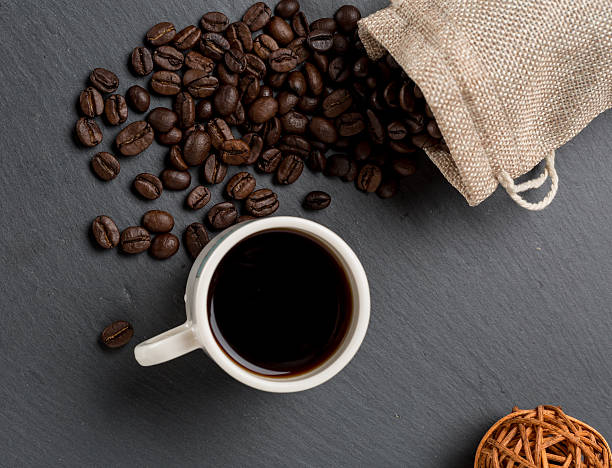 ヒープコフェ豆と新鮮なコーヒーのカップ - coffee bean cafe burlap sack burlap ストックフォトと画像