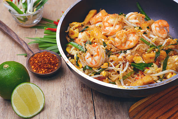 camarón pad thai - thai cuisine fotografías e imágenes de stock