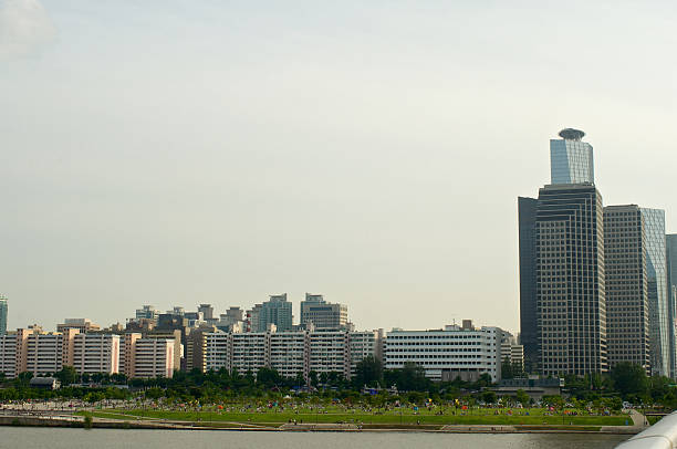 río hangang en seúl en verano en corea - hangang beach fotografías e imágenes de stock