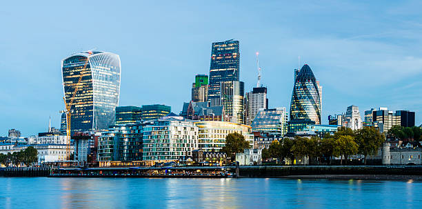 лондонский сити скайлайн в сумерках в великобритании - tower bridge london england panoramic bridge стоковые фото и изображения