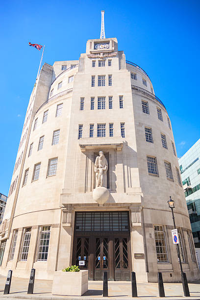 bbc broadcasting house en el centro de londres - bbc fotografías e imágenes de stock