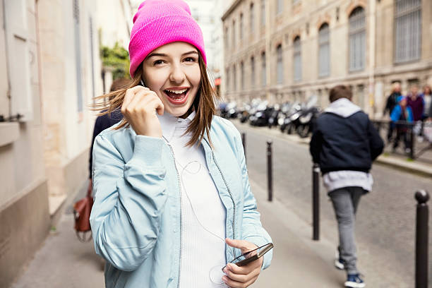 adolescente menina ouvindo música  - paris france audio - fotografias e filmes do acervo