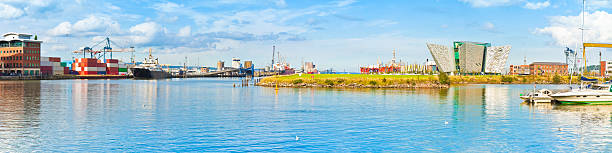 vista panorámica del puerto de belfast - belfast northern ireland northern ireland city irish culture fotografías e imágenes de stock