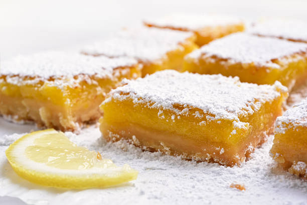 фруктовый десерт лимонные квадраты - healthy eating close up lemon nut стоковые фото и изображения