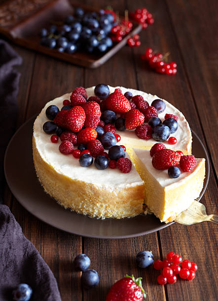 hausgemachte cremige mascarpone käsekuchen mit beeren waldfrüchte und erdbeeren - raspberry table wood autumn stock-fotos und bilder