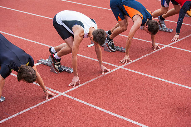 beginn des rennen - leichtathletik startblock stock-fotos und bilder