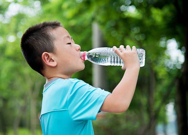 menino asiático bebendo água ao ar livre - water child bottle little boys - fotografias e filmes do acervo