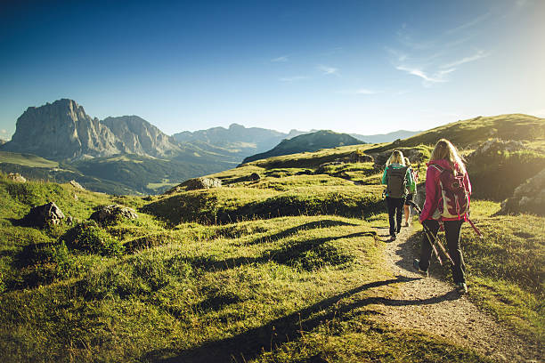 山の上の冒険:一緒に女性 - ヨーロッパアルプス 写真 ストックフォトと画像