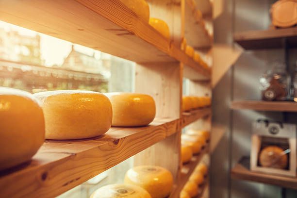 сыр головки - dutch cheese фотографии стоковые фото и изображения