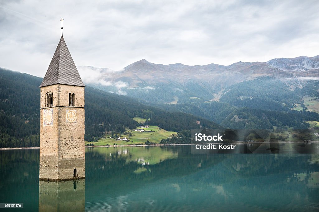 Torre De La Iglesia Del Lago Di Resia En Curon Venosta Foto de stock y más  banco de imágenes de Lago - iStock