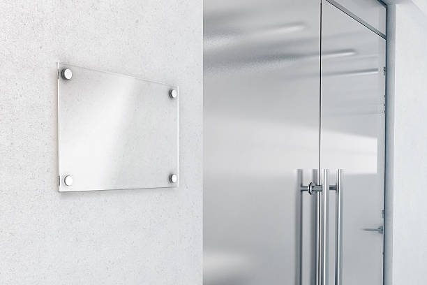 maqueta de diseño de placa de identificación de vidrio en blanco, renderizado 3d - corridor entrance hall door wall fotografías e imágenes de stock