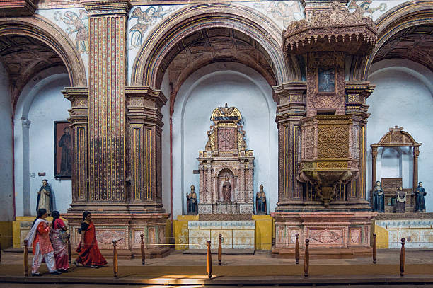 indyjscy turyści odwiedzają słynny punkt orientacyjny. - india goa temple indian culture zdjęcia i obrazy z banku zdjęć
