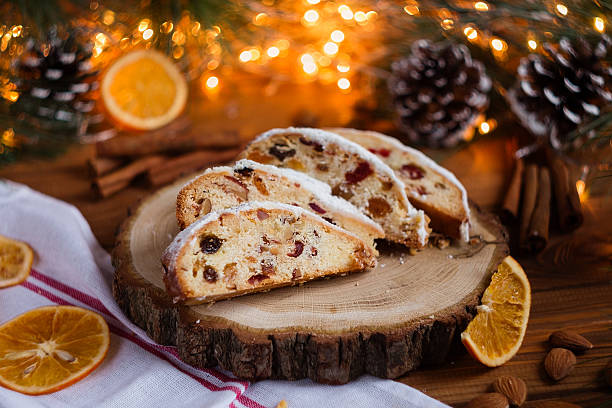 stollen, traditionelle weihnachten süße weihnachtskuchen - bakery food defocused table stock-fotos und bilder