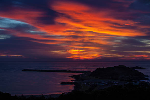 istock Sunrise Over South Wall Coffs Harbour 615111518