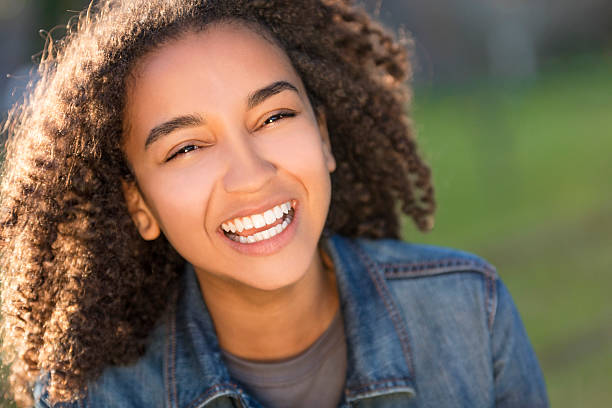 mieszana rasa african american dziewczyna nastolatek z doskonałymi zębami - african descent child brown eyes ethnicity zdjęcia i obrazy z banku zdjęć