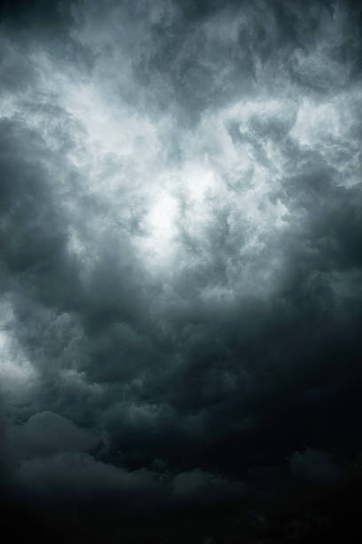 stürmische wolken für den hintergrund - unheilschwanger stock-fotos und bilder