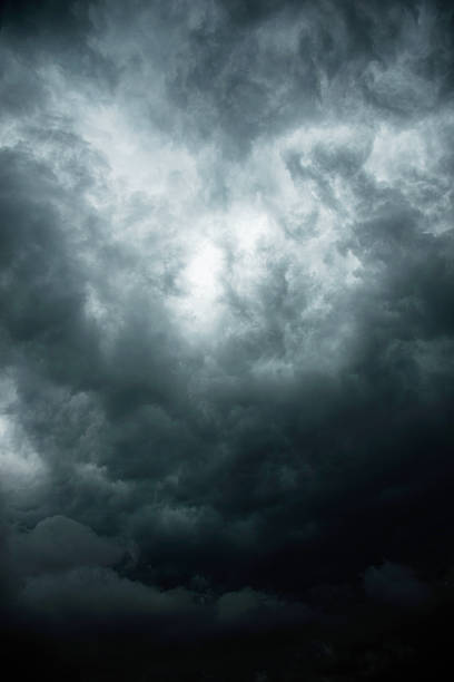 nuages orageux pour l’arrière-plan - mauvais présage photos et images de collection