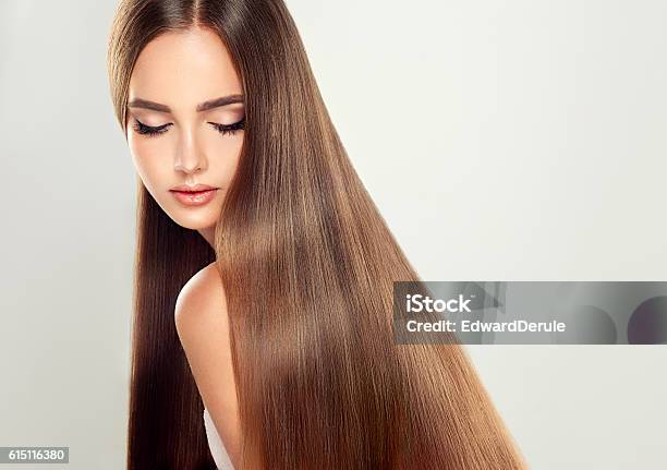 Photo libre de droit de Jeune Modèle Brunette Attrayant Avec Des Cheveux Brillants Longs Raides Et Bruns banque d'images et plus d'images libres de droit de Texture douce