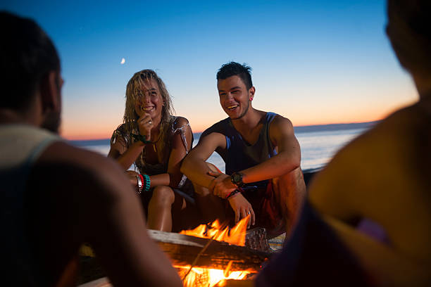 estate campeggio - friendship camping night campfire foto e immagini stock