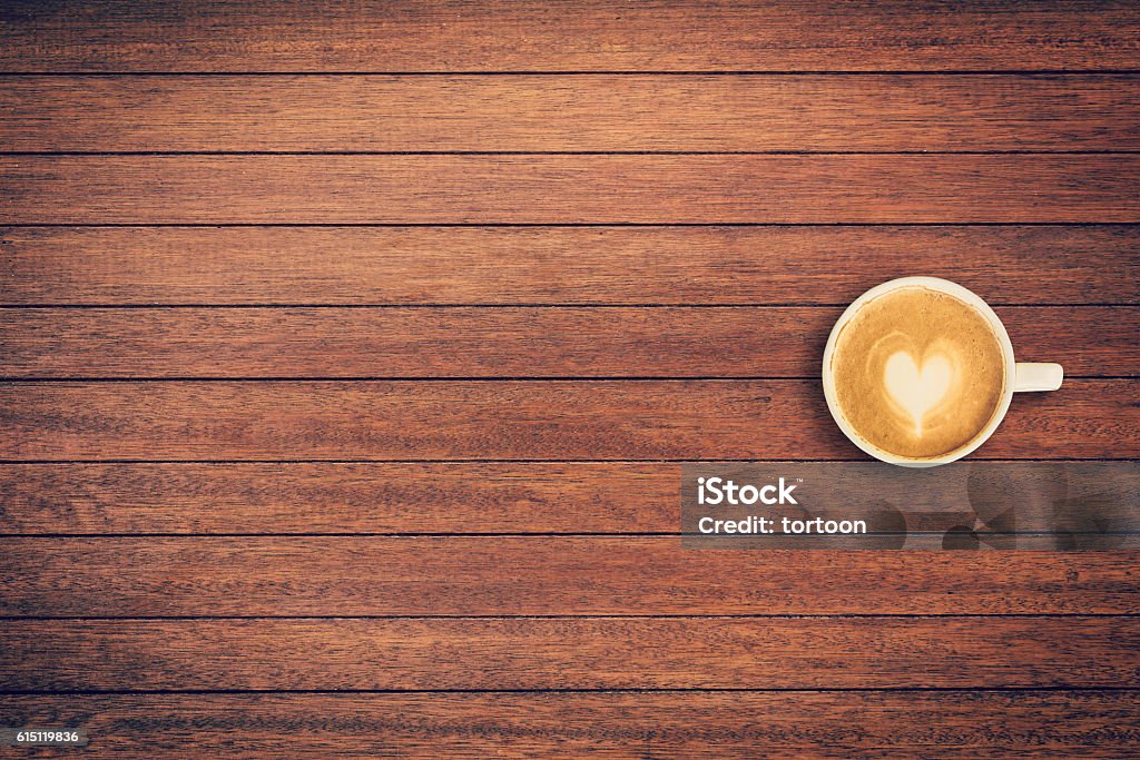 Caffè Latte su fondo legno tavolo con spazio - Foto stock royalty-free di Top - Capo di vestiario