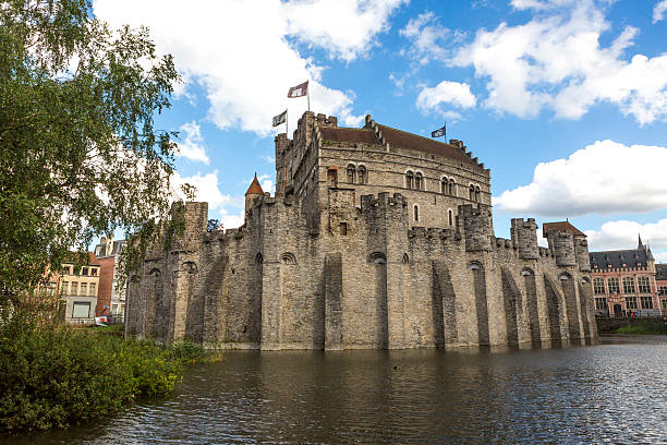 castelo preservado de gravensteen e museu de arsenal na bélgica ghent - castle gravensteen - fotografias e filmes do acervo