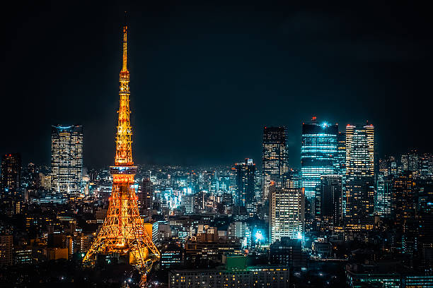 tokyo turm . nachtansicht der metropolregion tokio - skyscraper city life urban scene building exterior stock-fotos und bilder