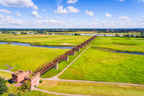 widok z lotu ptaka na stary most elbbrücke doemitz na łabie - elbe valley zdjęcia i obrazy z banku zdjęć