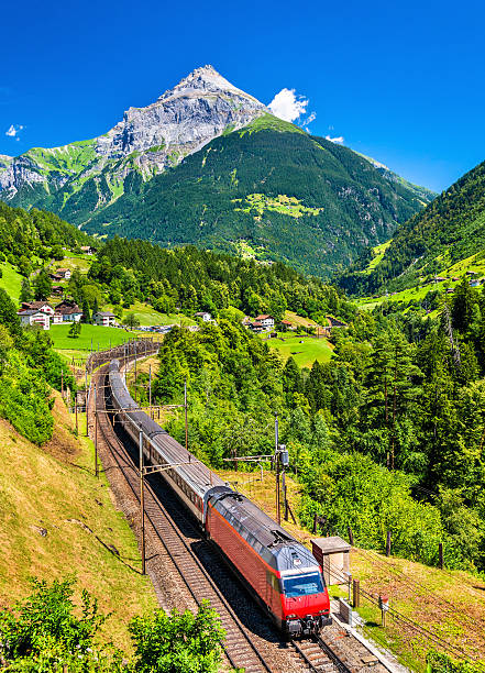 tren interurbano sube por el ferrocarril de gotardo - suiza - european alps swiss culture switzerland mountain fotografías e imágenes de stock