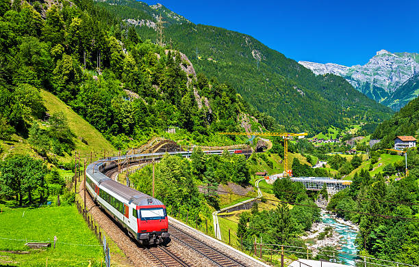 междугородний поезд на железной дороге готард - швейцария - village switzerland landscape swiss culture стоковые фото и изображения