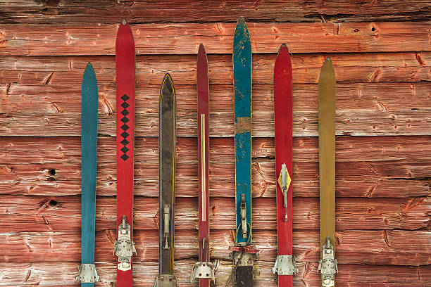colección de esquís de madera vintage desgastado - ski old wood pair fotografías e imágenes de stock