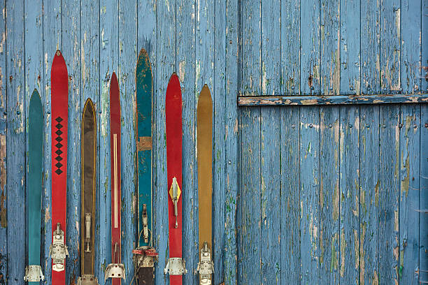 colección de esquís de madera vintage desgastado - ski old wood pair fotografías e imágenes de stock