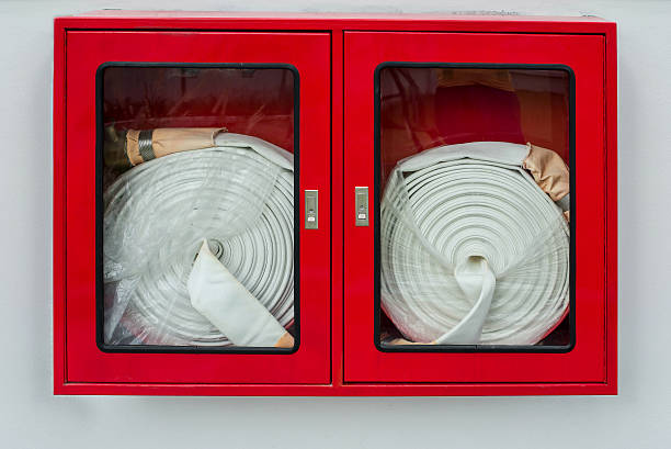 흰색 벽에 화재 호스 캐비닛 - fire hose 뉴스 사진 이미지