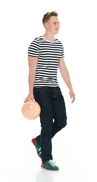 улыбающегося мужчины, ходьба и держит шар для боулинга - bowling isolated sportsman vertical стоковые фото и изображения