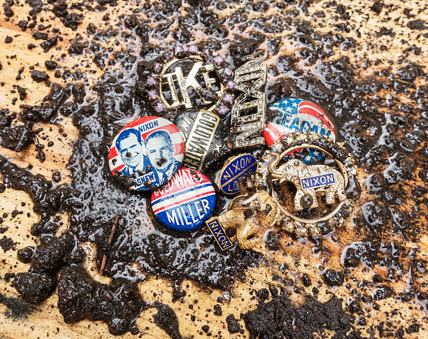 mud splattered republican party campaign pins - richard nixon imagens e fotografias de stock