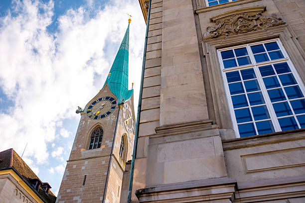 turm der fraumunsterkirche in zürich - fraumünsterkirche stock-fotos und bilder