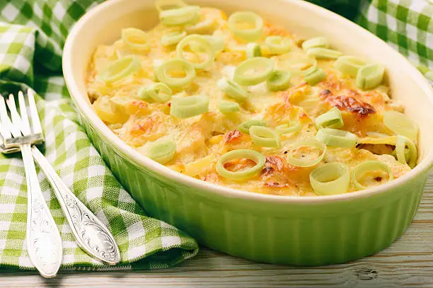 Casserole with chicken, potatoes, leek and cheese.